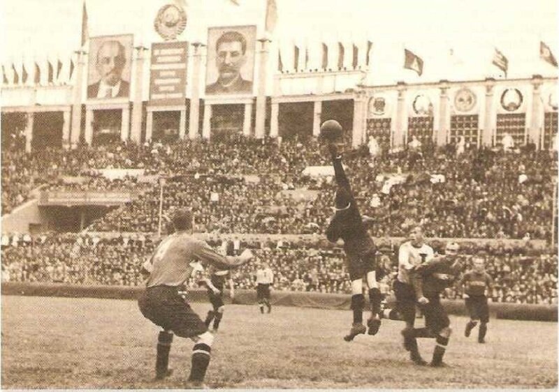 1947 год. Под всевидящим оком вождей... «Спартак» — «Трактор» (Сталинград). Игра на выходе в исполнении Алексея Леонтьева. Слева направо: В. Соколов, О. Тимаков, А. Сеглин, С. Холодков