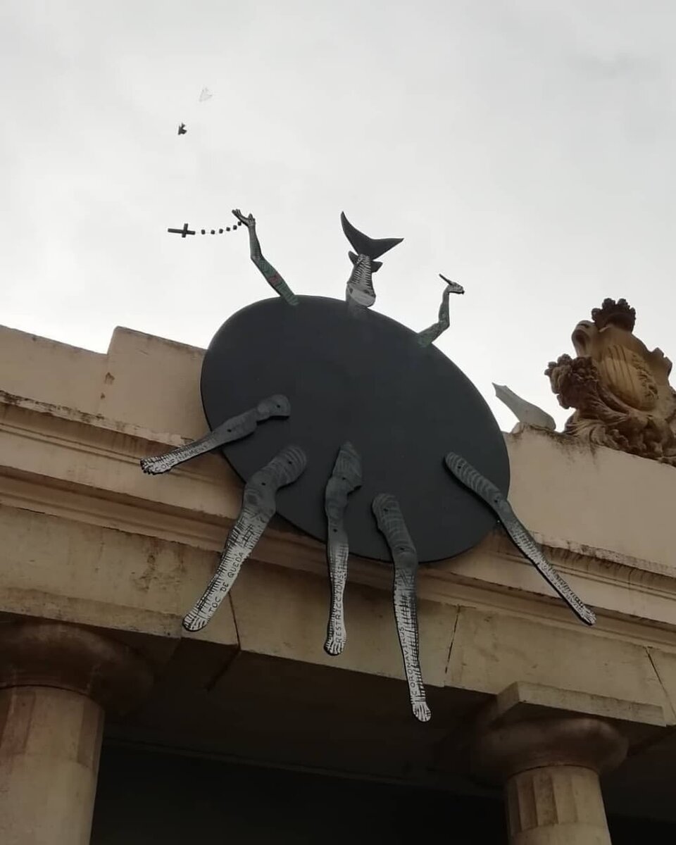 La Vella Quaresma 2021. Вот такое изображение семиногой тетушки Масленицы в медицинской маске в этом году было создано эксцентричным Нилом Харбиссоном и вывешано на площади Plaça de la Peixateria в Барселоне. Нетрудно догадаться, какие события предыдущего года вдохновили автора на это произведение.   