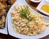 Как приготовить

Сначала приготовим соус:
Лук репч. нарубить мелко
Лук посыпать сахаром, хорошо перемешать и отставить в сторону на 10 мин, чтоб лук дал свой сок. В отдельной посуде смешать майонез, сметану, горчицу, соль и уксус. К соусу добавить лук с сахаром и хорошенько все перемешать венчиком.Капусту лучше брать молодую. Морковь должна быть сырая, свежая.
Мелко нарезать капусту и натереть морковь , чем тоньше, тем лучше. Смешать друг с другом и "пожмыхать" руками немного.
Заправить овощи соусом, перемешать и подавать 🤤 Отличный гарнир к мясу, как наполнитель для бургеров 🍔 и сэндвичей 🥪 или просто с жареной картошечкой 🥔 ☺☺☺