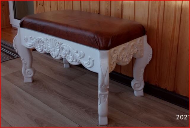 Готовая лавка в прихожей.