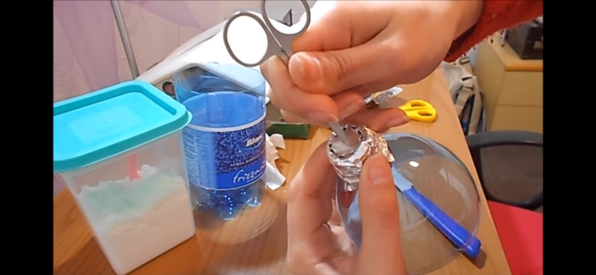 В крышке из фольги делаем отверстия.