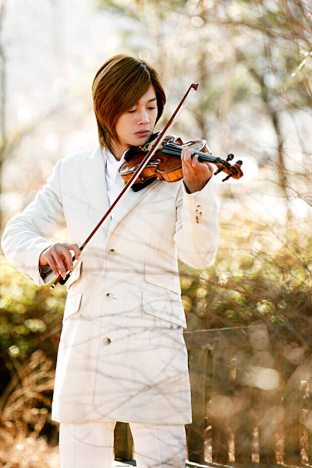  Романтик. Сцена со скрипкой в парке, стала для него визиткой. (фото из свободного доступа сети) 