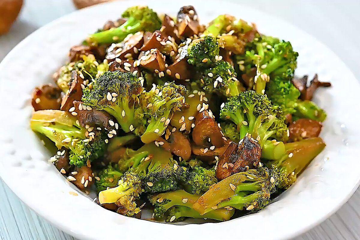 Брокколи с грибами - полноценное ароматное блюдо всего за 20 минут!  Фото: сooktoria.com