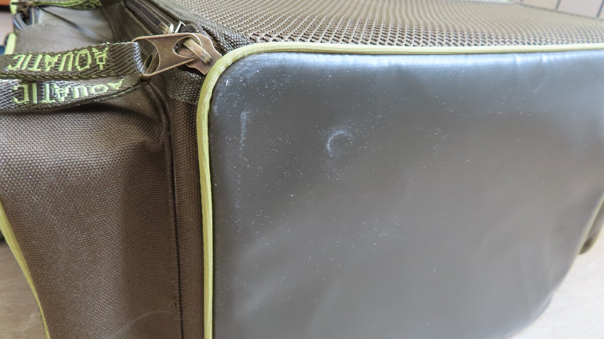 дно сумки легко протереть