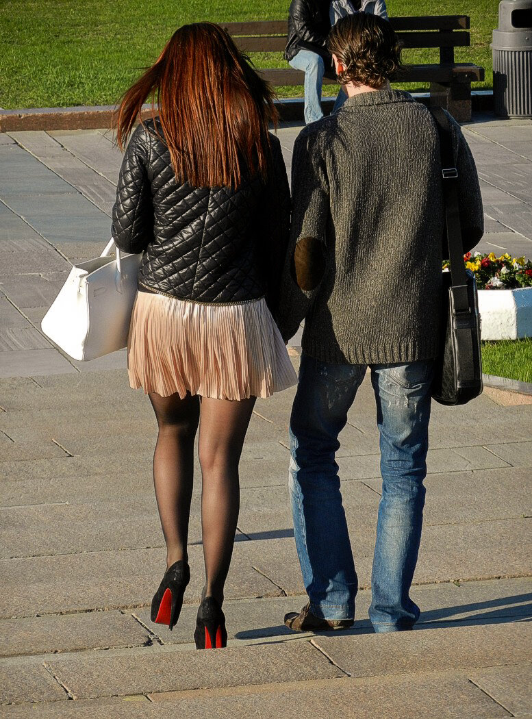 Скорее всего, он - москвич, а она - нет