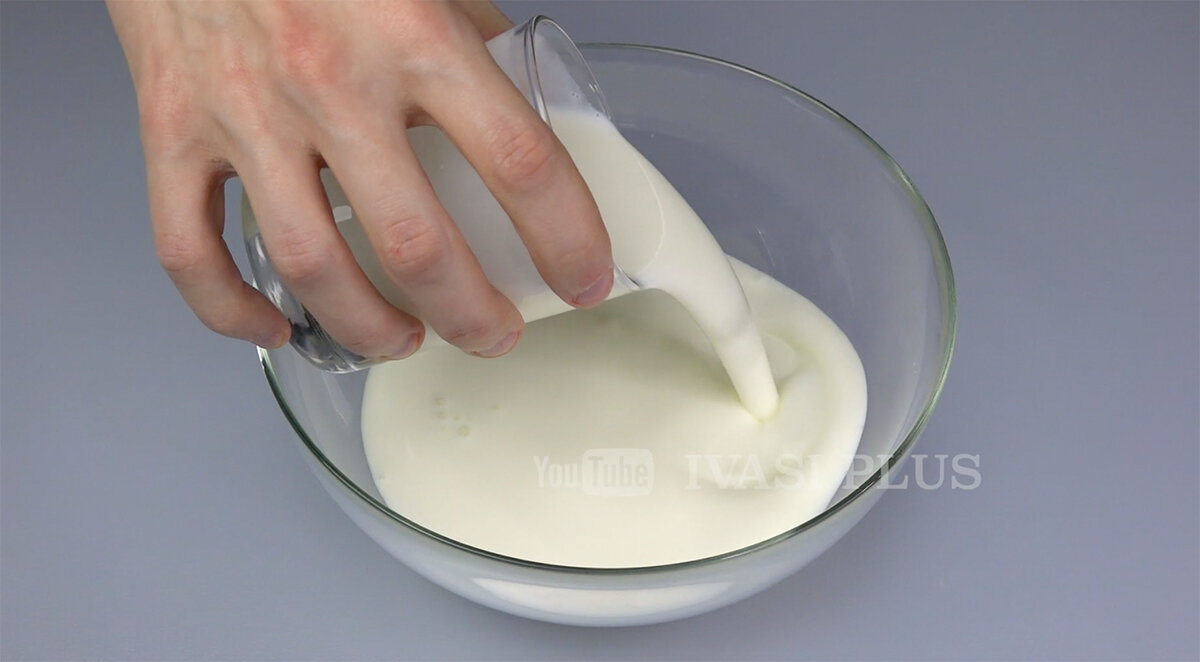 Кефир выливаю в миску