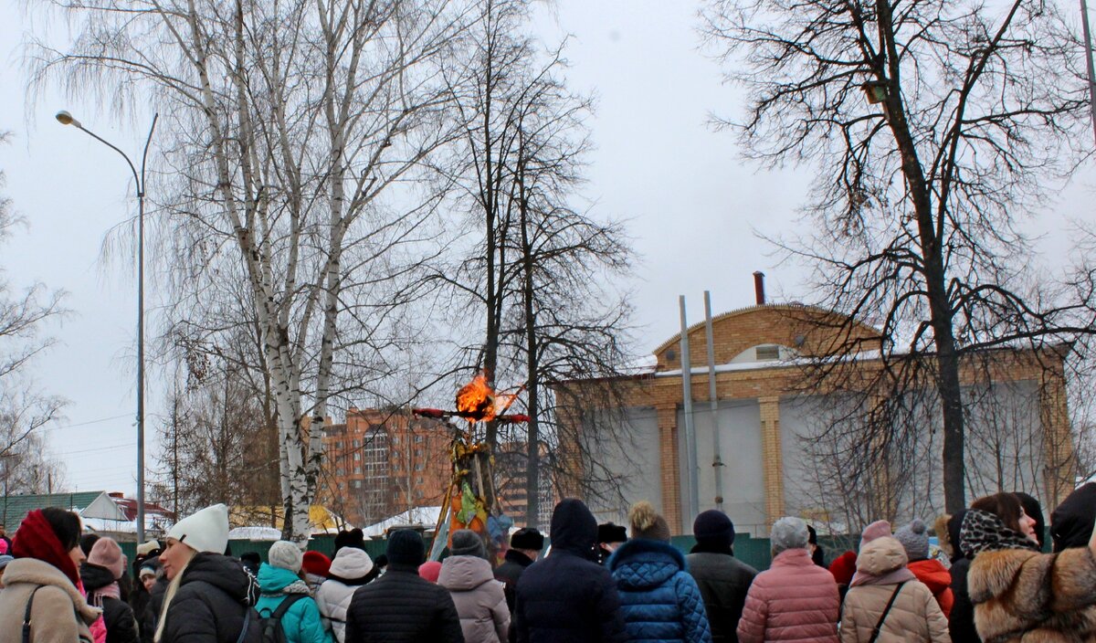 Народ собрался, чучело подожгли.