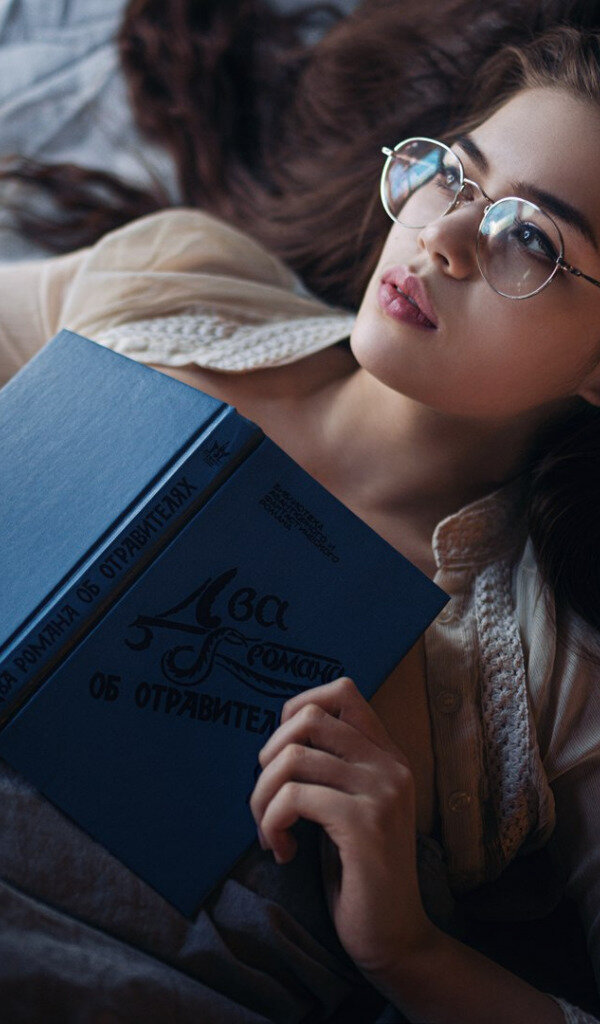 Дама в очках книга. Девушка с книгой. Девушка с книжкой. Девушка в очках с книжкой.