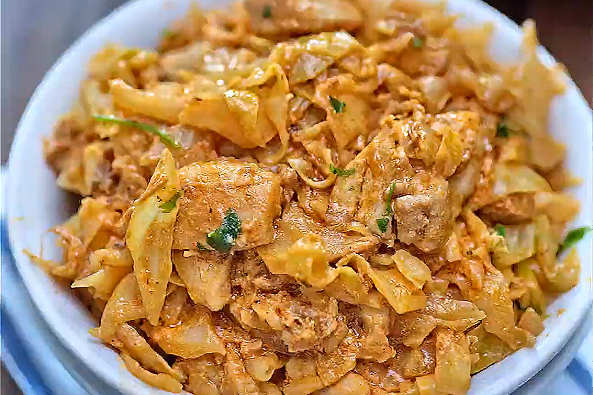 Нежнейшая тушеная курочка с капустой - беспроигрышная комбинация для домашнего ужина!  Фото: cooktoria.com