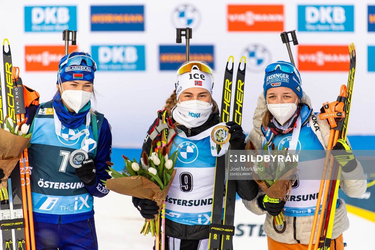 Призеры женского масс-старта в Эстерсунде 21 марта 2021 года (Динара Алимбекова, Ингрид Тандревольд и Франциска Пройсс). Источник: фотоагентство BildByran