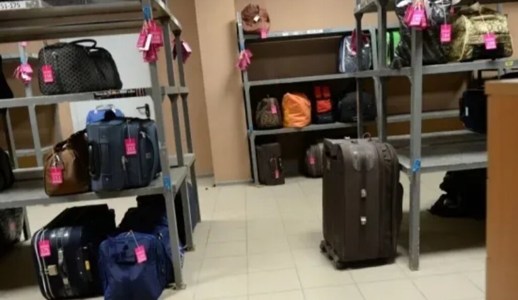 Забытых вещей ржд. Забытые вещи на вокзале. Склад забытых вещей в аэропорту. Бюро забытых вещей. Забытые вещи полиция.