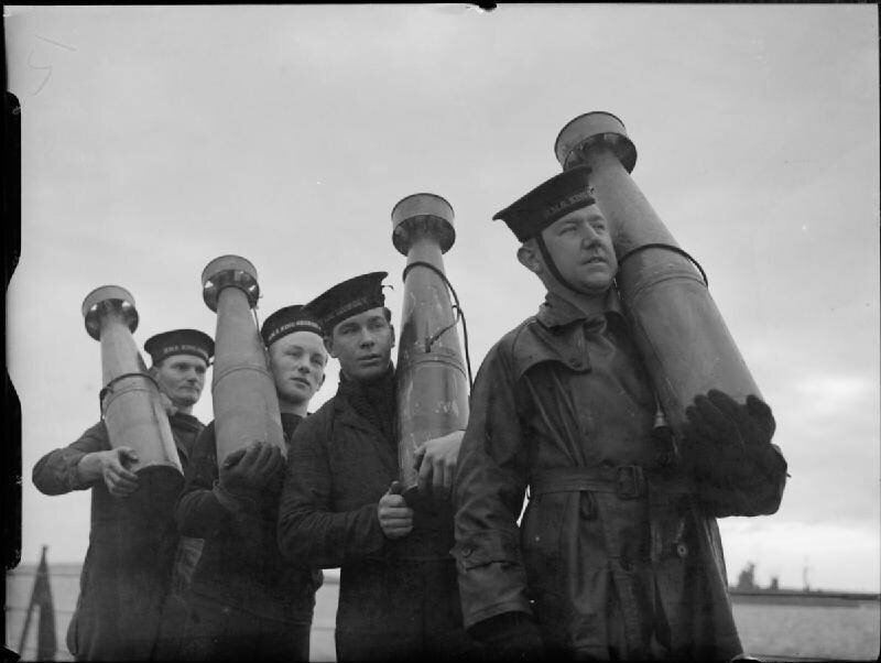Матросы корабля HMS King George V с боеприпасами UP