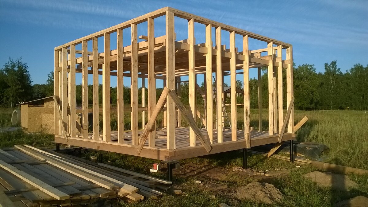 Стены собирались на полу и поднимались. Одному вполне возможно. Колодец ещё не начат.