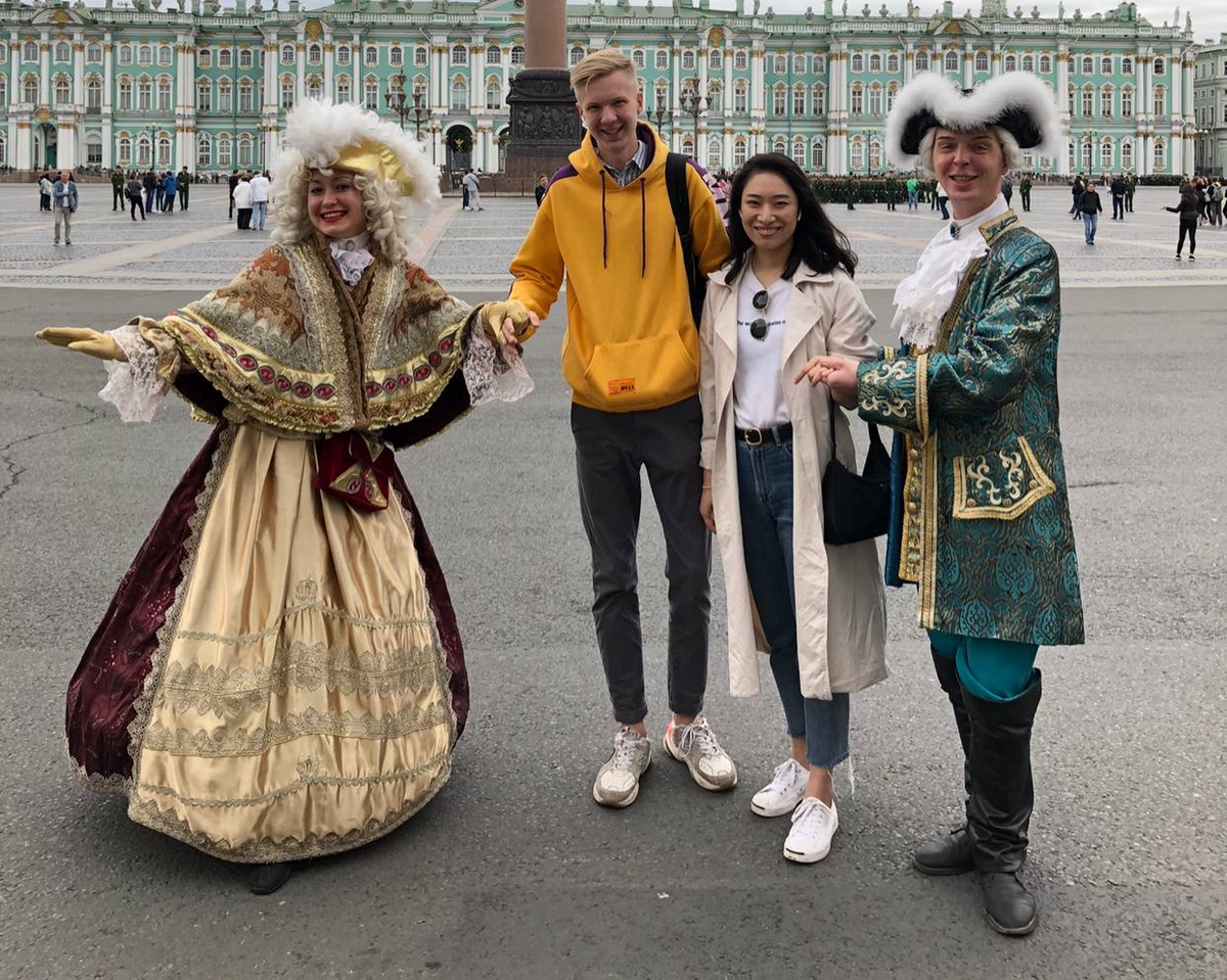 Забавно, что часто она мне звонила и просила перевести на русском разные фразы людям, с которыми она пытается поговорить. Оказалось, что люди в России чаще всего совершенно не понимают английский. 