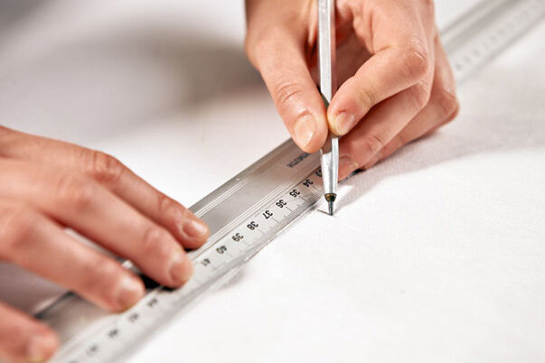 С помощью карандаша и линейки рисуем на фабричных шторках равноудаленные горизонтальные полосы.