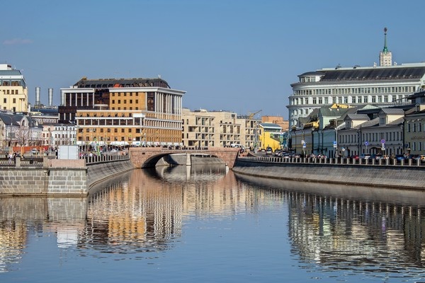 Наша жизнь заметно меняется, и у нас появляется то, о  чём прежде мы и не мечтали. И это неплохо, вот только не меняет способ  нашей жизни как таковой ... С Воскресением Вас!

Весенний день ... Москва, вид на Малый Москворецкий мост со стороны Болотной набережной ...

  