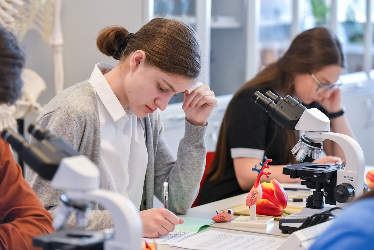 Вот этим девкам приятно заниматься химией. Может быть, они увлекаются ей с 5-ого класса?