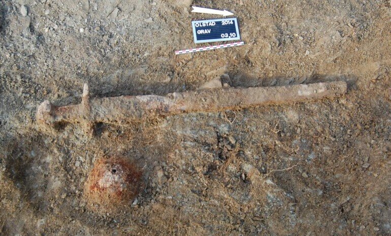 Меч и умбон щита, найденные археологами.