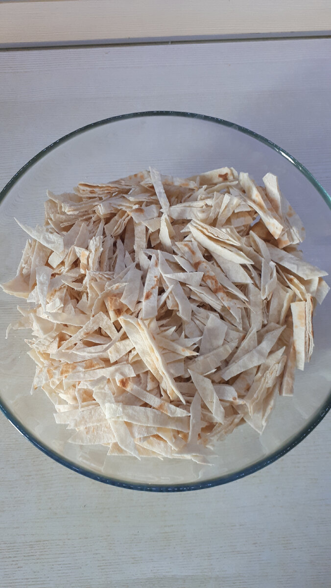 Нарезаем лаваш. Я режу лаваш ножницами, мне так удобнее)