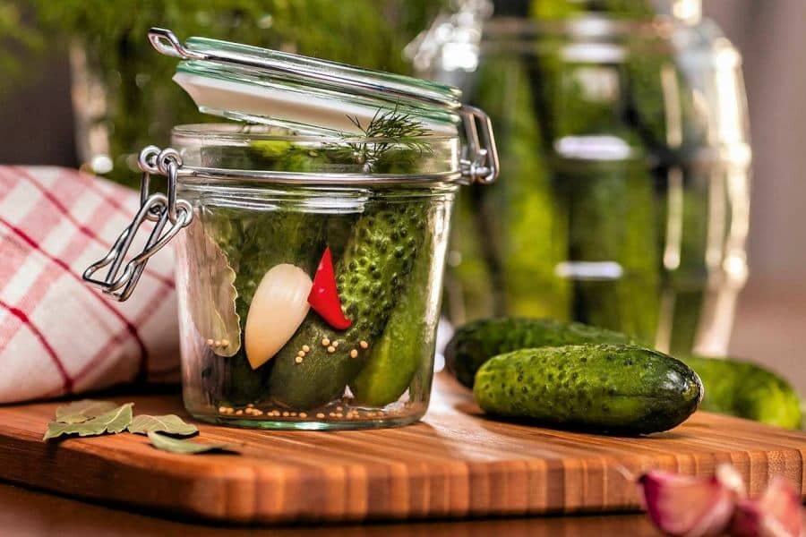 У бизнесменов есть такой термин  — "банка с огурцами". Если в полную соленых огурцов банку положить свежий, со временем, он тоже напитается солью. Так работает эко-система в обществе для достижения (ну или его отсутствия) целей. Подробнее будет ниже. | Фото: vosadu-li-vogorode.ru