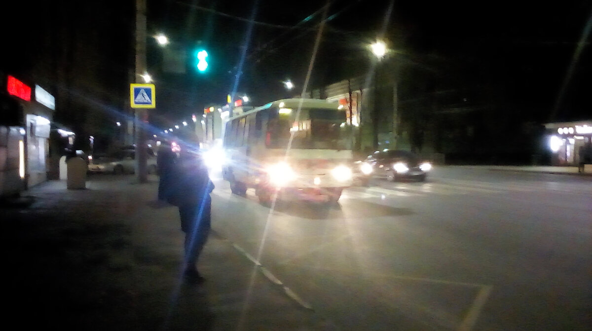 Как дождаться маршрутку воскресным вечером (фото Михаила Коробова)