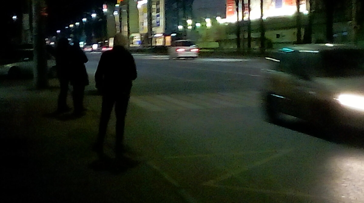 На остановке маршрутки (фото Михаила Коробова)