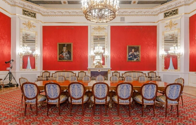 Красный зал мэрии, современный вид (Яндекс картинки)