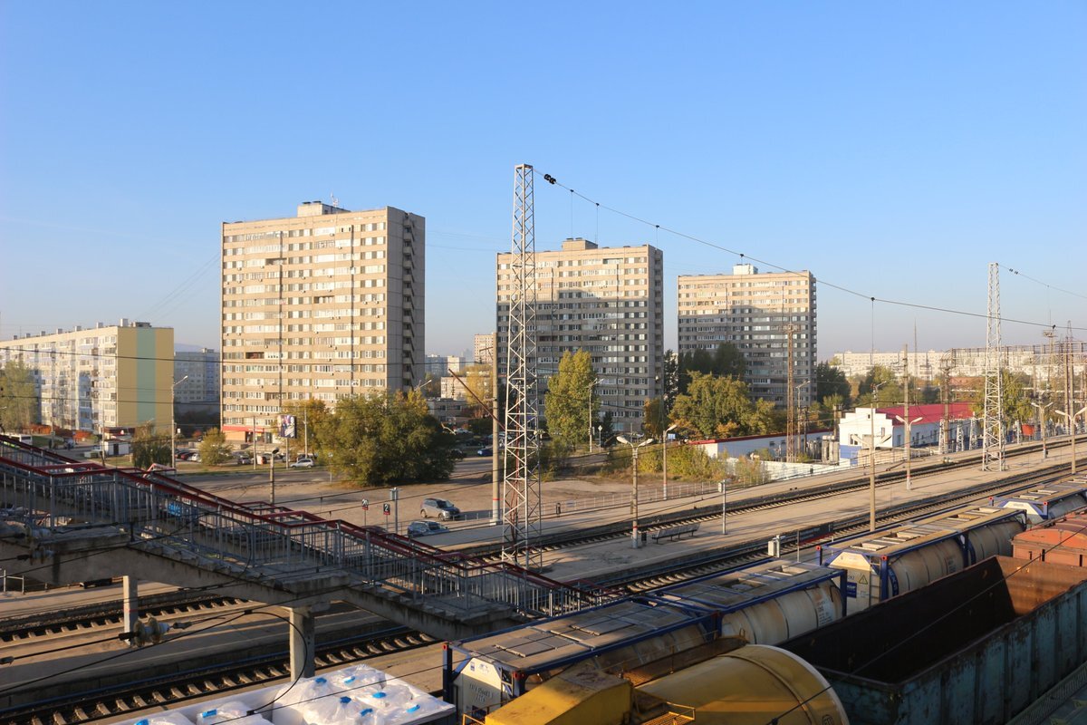 Вид с пешеходного моста на поселок Шлюзовой (Комсомольский район, Тольятти). 