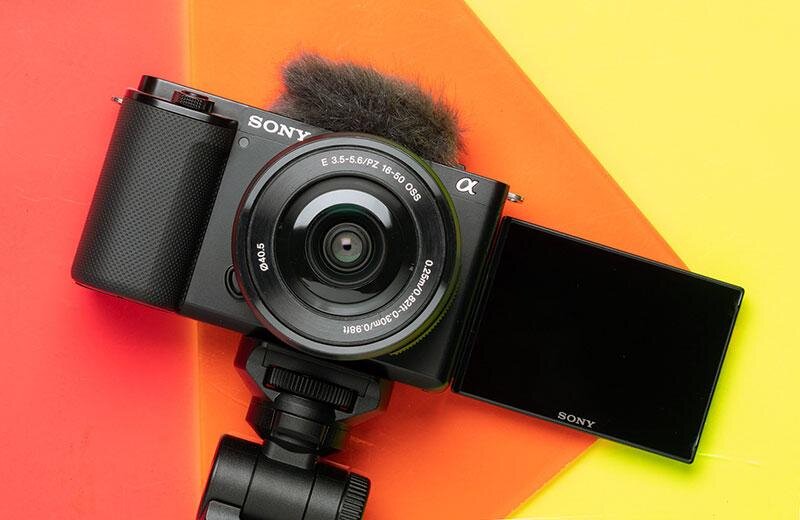Были времена, когда камеры для блогеров от Sony не имели даже поворачивающихся экранов. Однако, это в прошлом – новая Sony ZV-E10 предназначена именно для тех, кто часто снимает себя без оператора.