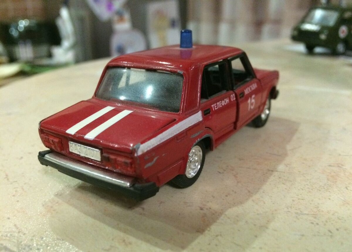 Заднее крыло по пассажирской стороне пострадало особенно сильно - на нем присутствуют значительные царапины.