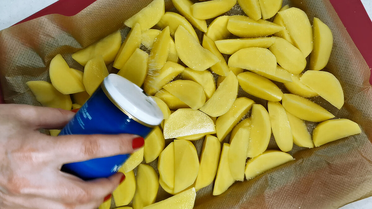 Укладываю рулеты на картошку и запекаю под мокрой бумагой. Такой ужин и на Новый год можно приготовить