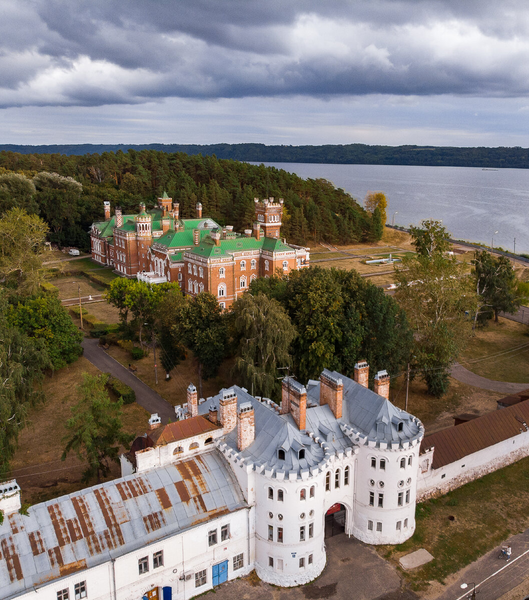 Вид на юринский замок с высоты птичьего полета