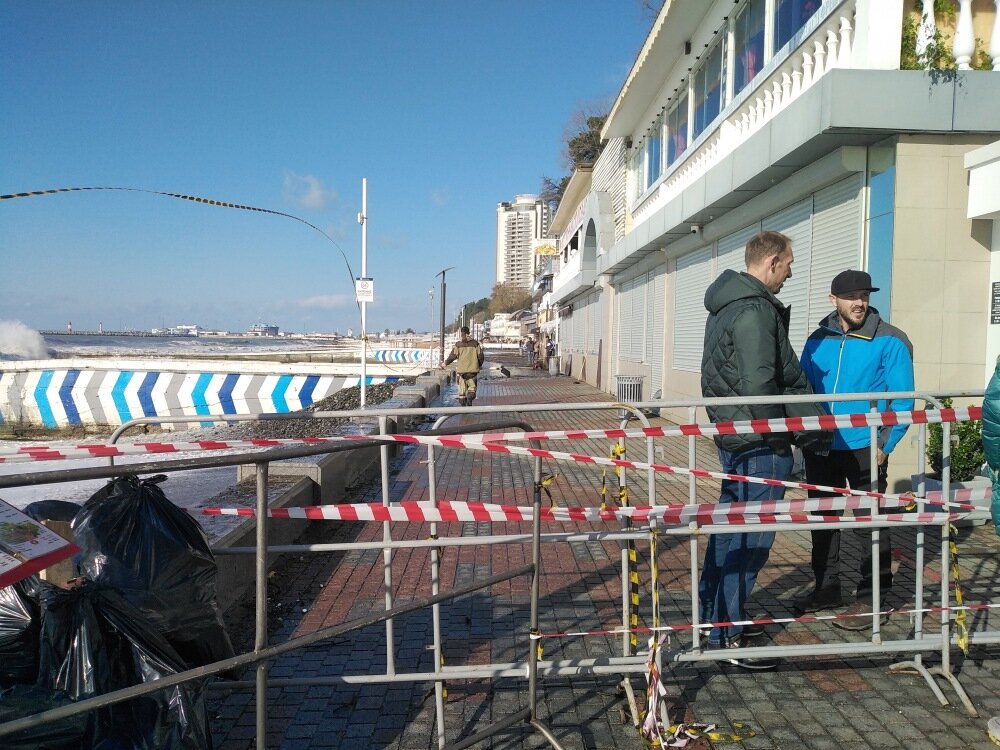 Закрытая набережная, как всегда. Листайте галерею