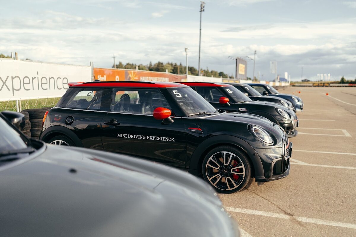 
Любой курс в школе BMW и MINI Driving Experience можно купить в подарок