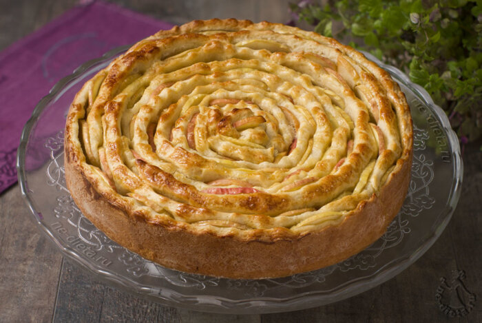 Приготовление пирога с яблоками из слоёного теста: