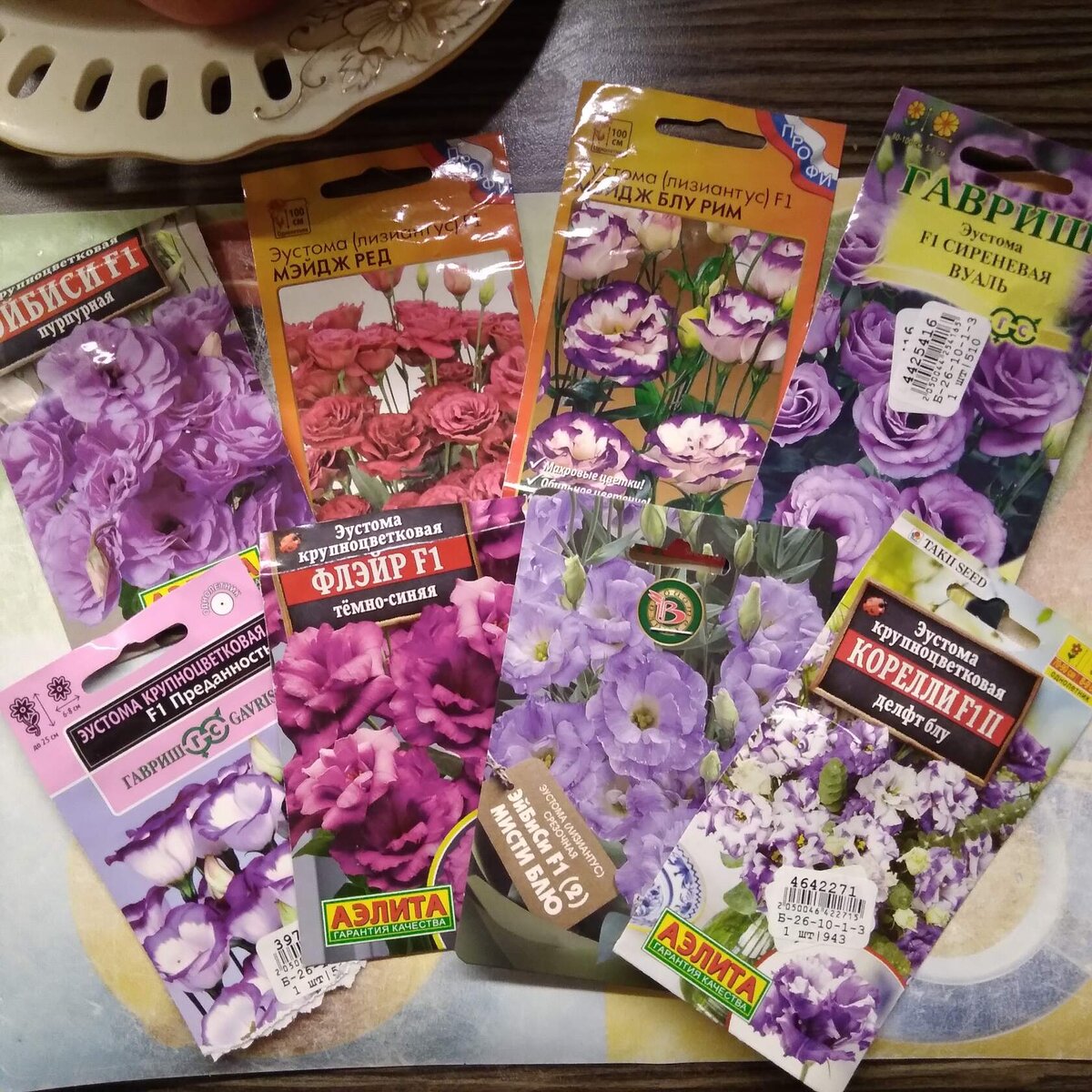  Здравствуйте ! И снова Я с Вами. Продолжение моего эксперимента с семенами цветов, посеянных  в середине и конце  ноября и  в начале декабря. Напомню.   Первую посеяла я Эустому . Эустому сеяла в разные сроки с интервалом в неделю, так как некоторые заказанные семена еще приходили. Сеяла высокорослую и карликовую. Карликовую сеяла последнюю.  На данный момент  взошла уже почти вся. высокорослая из 55 штук взошло 50.  У более ранней уже появились по паре настоящих листиков.  Карликовая тоже почти вся взошла. 