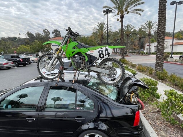 Не забыть про младшего брата и заднее стекло, которого колесо не будет касаться благодаря крышке багажника.