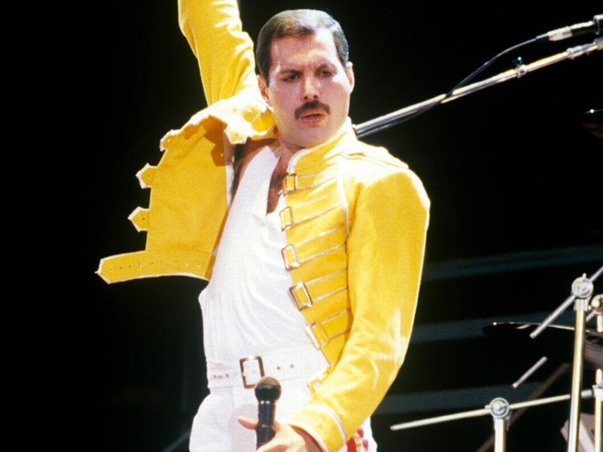 Величайшие вокалисты всех времен. Freddie Mercury. Фредди Меркьюри фото. Фредди Меркури show must. Фредди Меркьюри лето 1991.