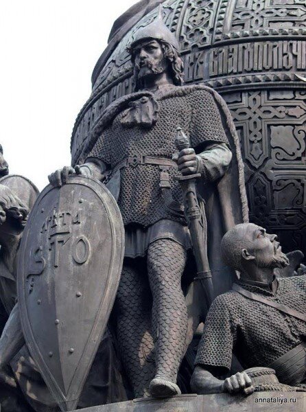 так представляли себе Рюрика авторы памятника  Тысячелетия  России, воздвигнутого в Великом Новгороде в 1862 году в честь тысячелетнего юбилея легендарного призвания варягов скульпторы  Михаил Микешин, Иван Шредер и архитектор Виктор Гартман