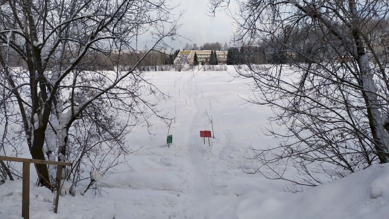 Ледовых  переправ у  нас  несколько,  это  официальных,    а  самостийных  не  сосчитать.  Кто  где  хочет,  там   и   ходит.   Лыжники  всю  реку   вдоль  и  поперёк   избороздили.  Но  по  этой,  законно  оборудованной,  ходят  работники  предприятий   на  противоположном   берегу,  значит  есть  ответственные,  которые  разрешили,  а  потом  запретят.   Вот   только   привычные   телефоны   02   и  03   сомнения   вызывают  - года  три  назад   пришлось   для   пострадавшего       вызывать,  так  оказалось,   что  03   не  действует,   и  только  потом  случайно  подсказали,   что  надо  103   набирать.   Может  сейчас   вернулись,  а  то  потонешь,  пока  дозвонишься,  или   на  льдине   уплывёшь   в  Ледовитый  океан.   Хорошо,  если  вместе  с  плакатами   унесёт,  тогда  по   дополнительным  номерам  дозвониться  можно.
