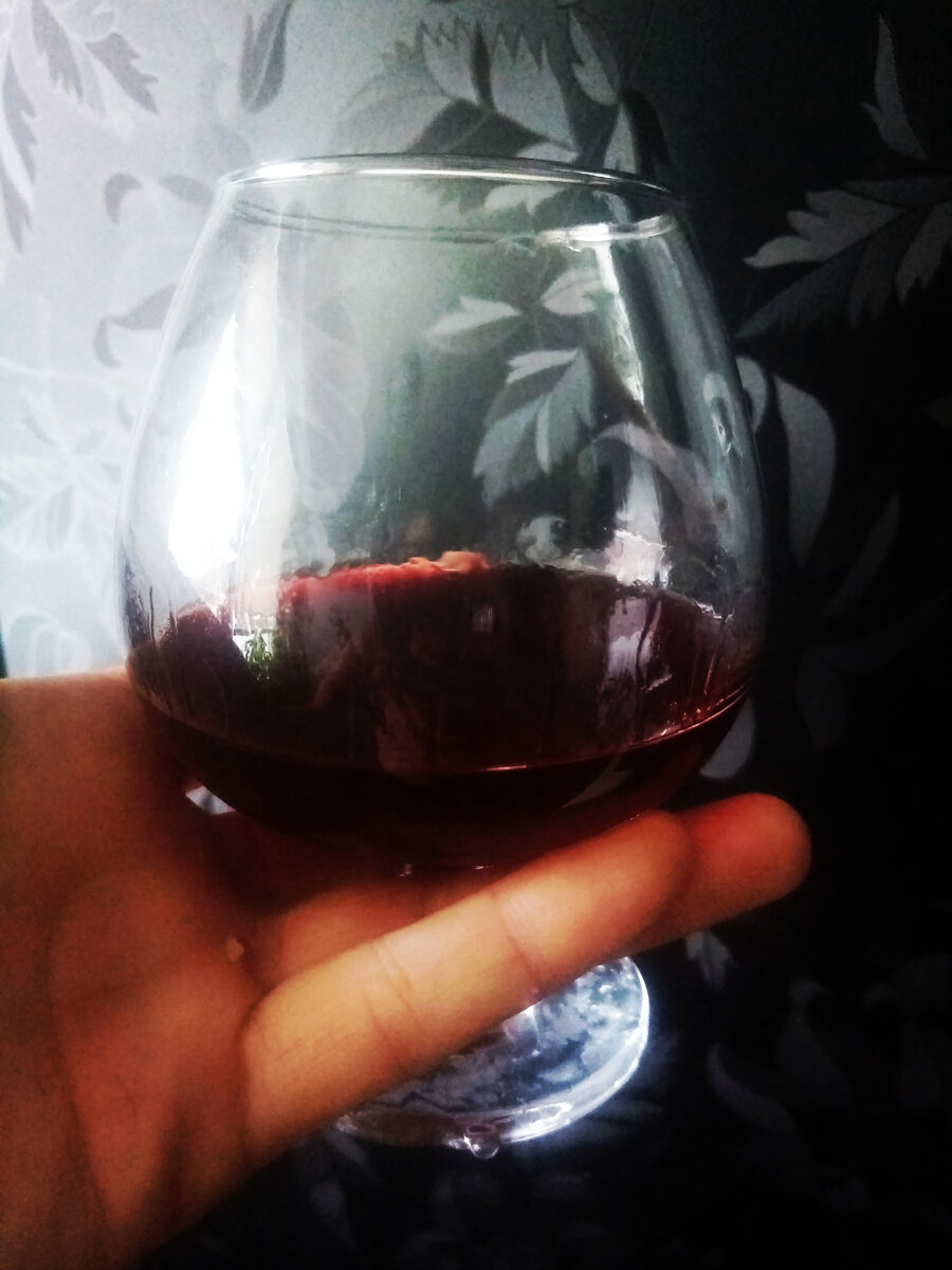 По стенкам стекают "ножки" как у виски или коньяка. Личное фото автора.