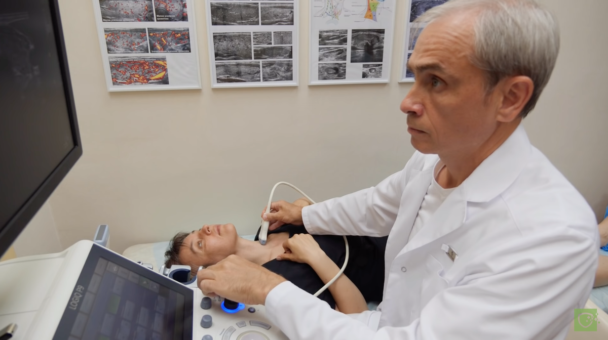 Доктор Ушаков оценивает при УЗИ щитовидной железы количество полноценной ткани у пациентки с гипотиреозом