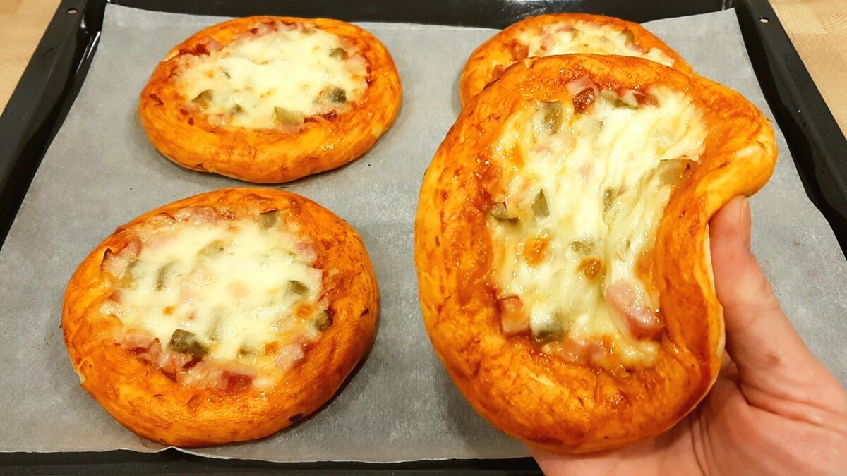 Рецепт пиццы простой и удобный. Делаю мини-пиццы, как в школе, но получается гораздо вкуснее. Такая домашняя выпечка понравится всем без исключения.