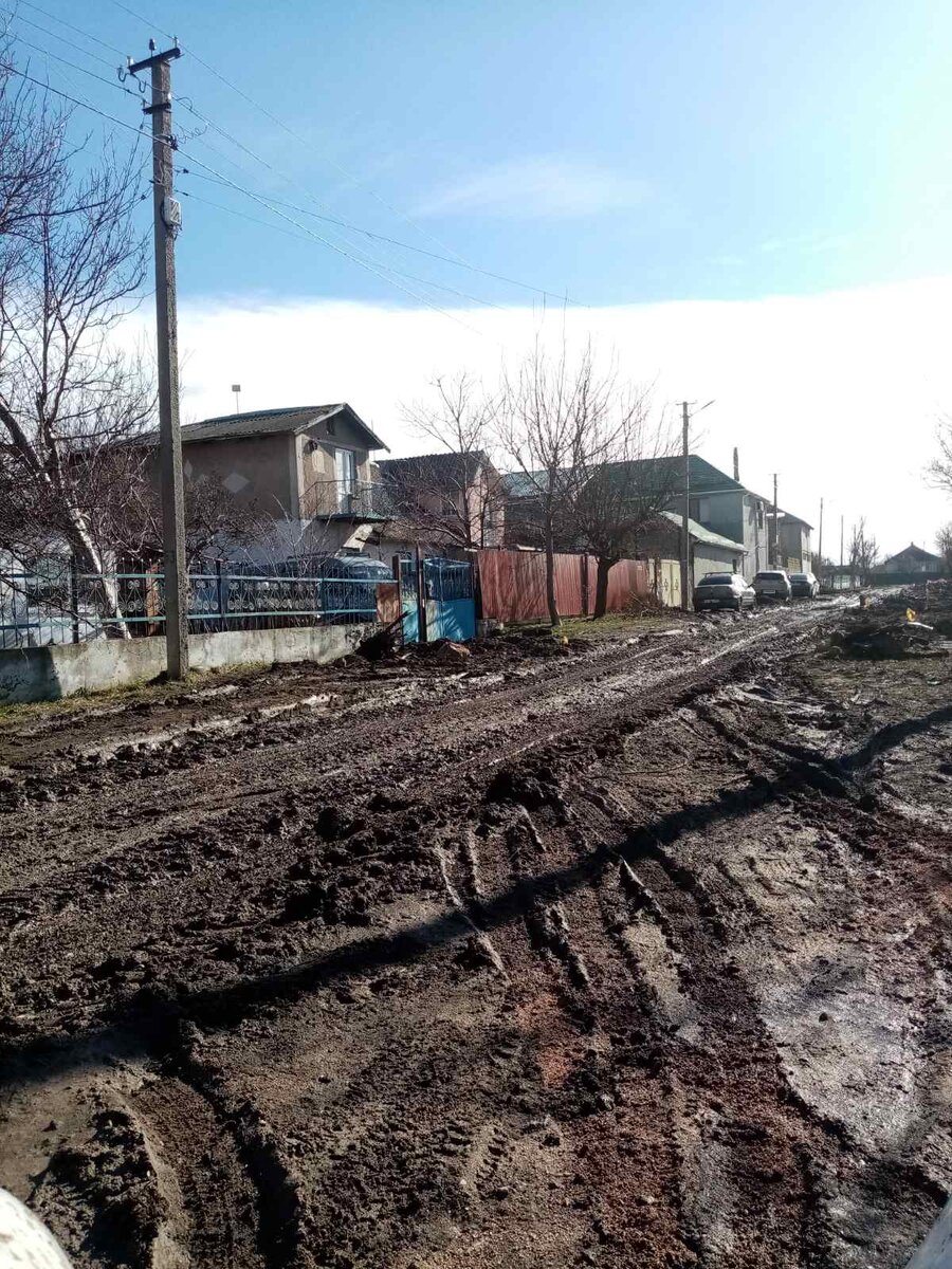 Газовые трубы уложили вдоль дорог. 