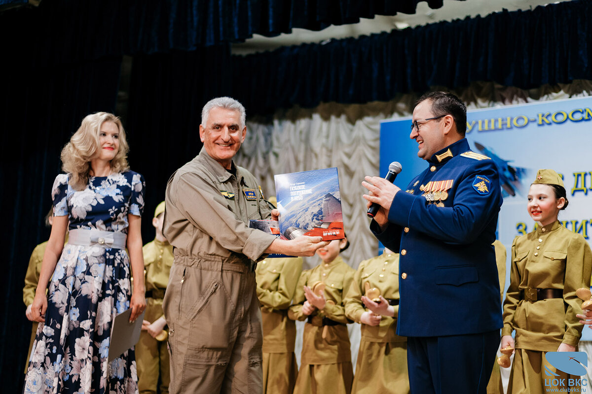 В Центральном офицерском клубе ВКС открылась выставка Артура Саркисяна «ГЛУБОКОЕ ПОГРУЖЕНИЕ В НЕБО»