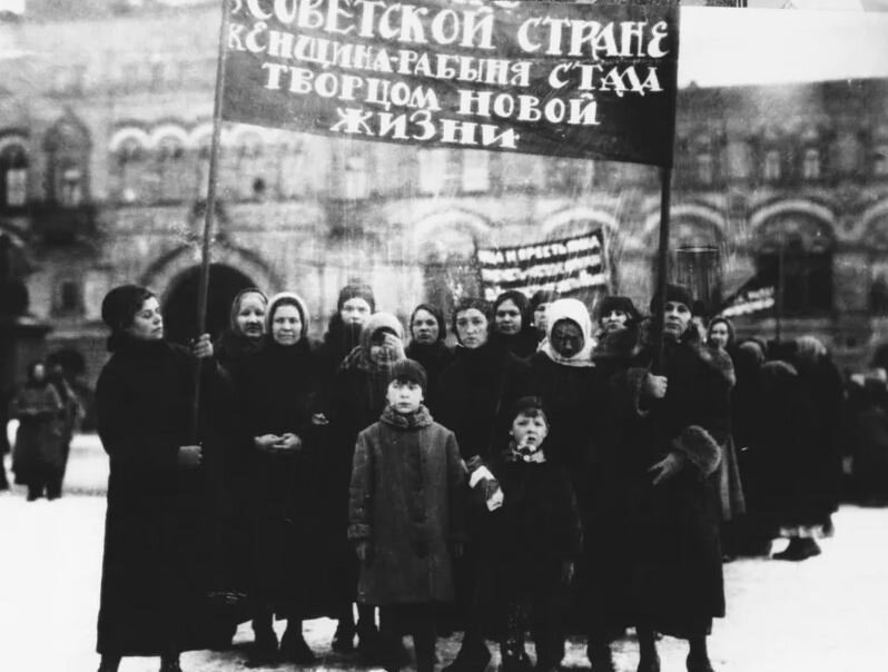 Демонстрация на Красной площади, источник фото - сайт https://clck.ru/dWJUg