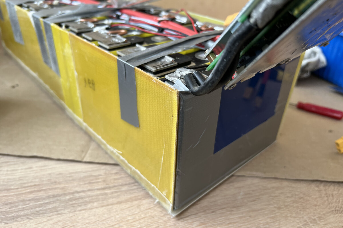 Аккумулятор закрыт текстолитом.