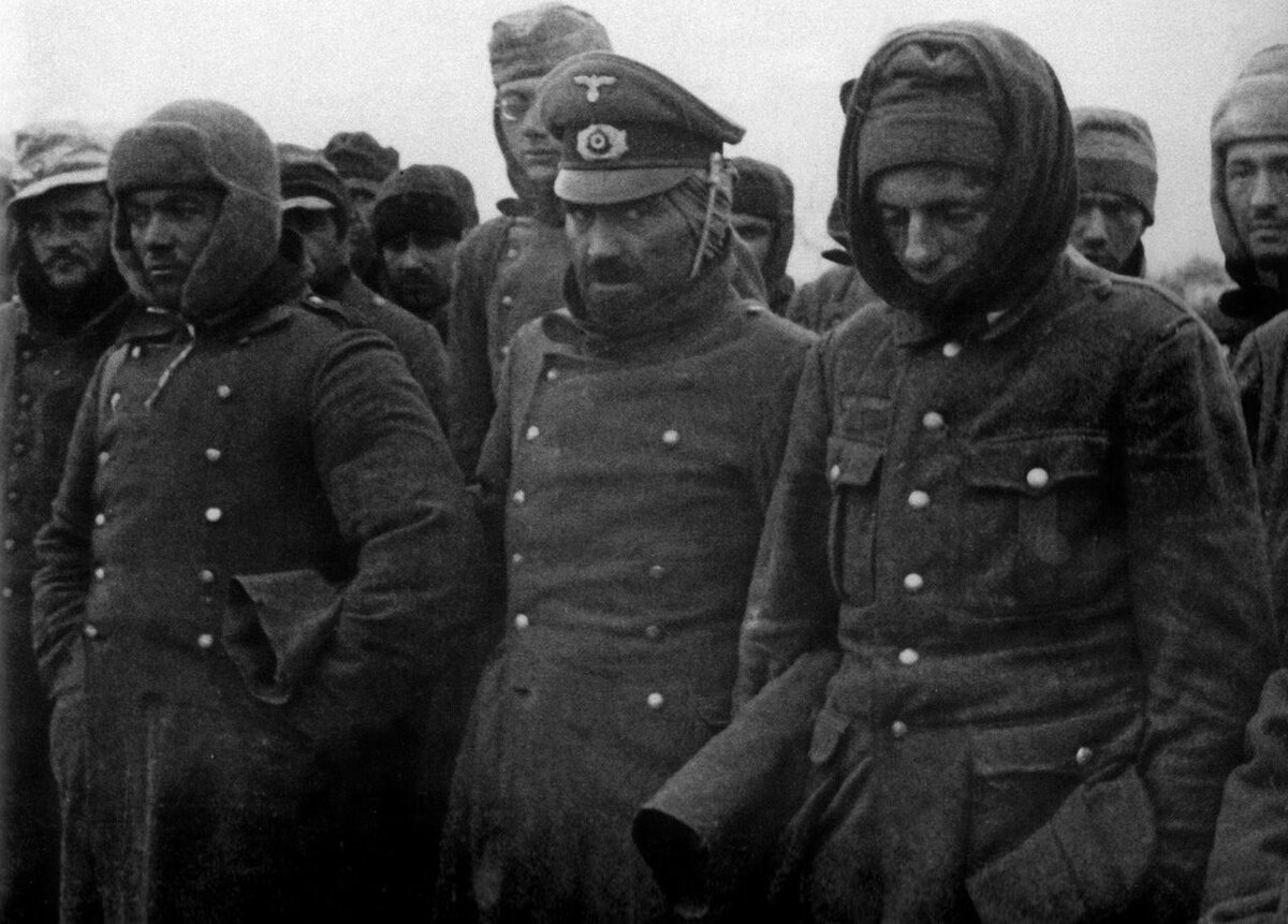 Пленные немцы под Сталинградом (https://clck.ru/dYtmC)