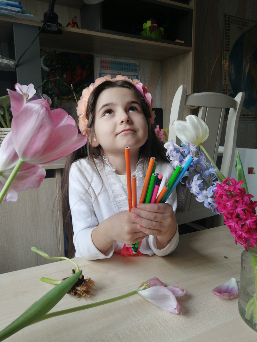 Новочеркасск. Девочка с карандашами. Фото автора. 