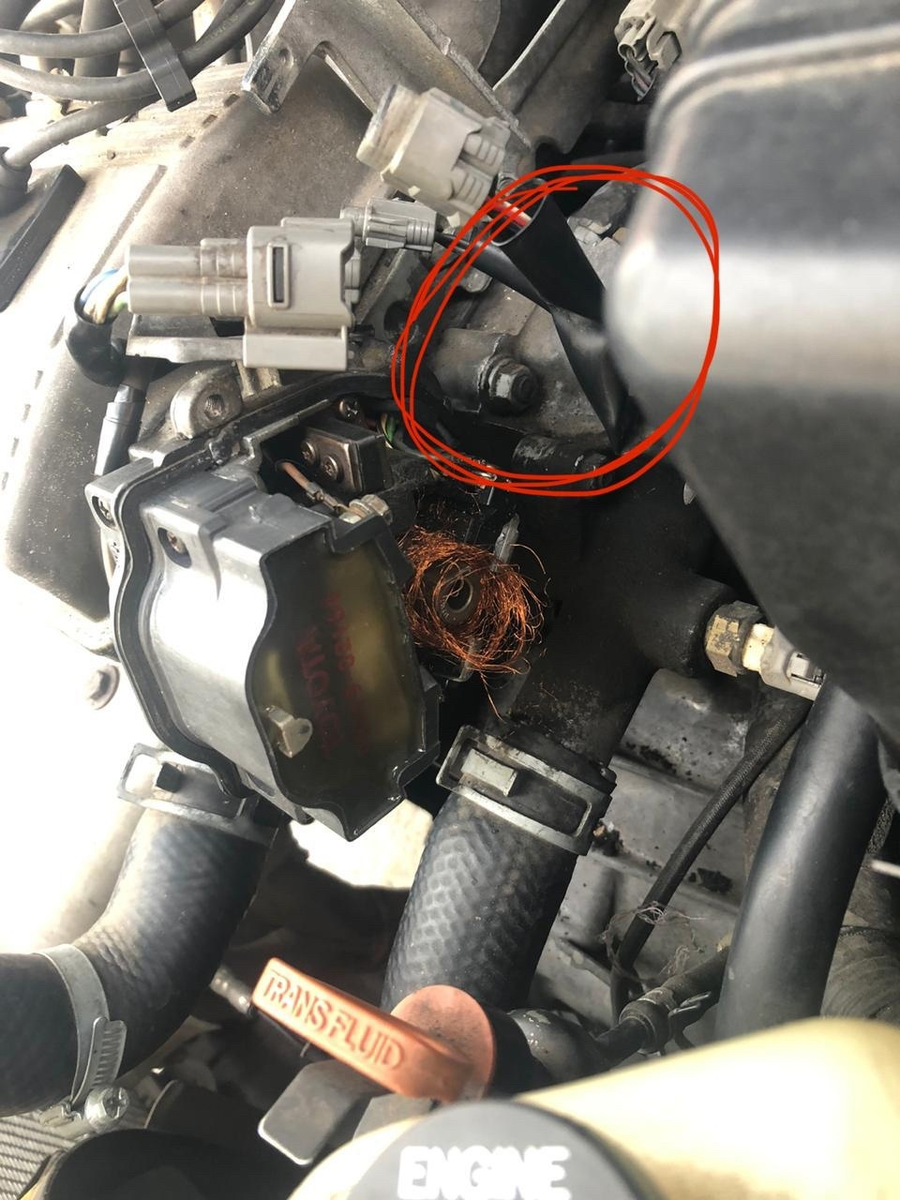 Справа, в красном кругу сам термостат, а слева отработавший свое термостат...